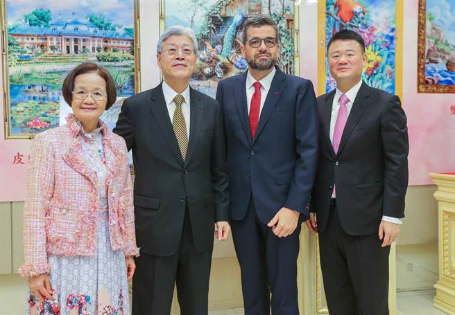 左起，国裕总经理钱秋华、董事长栾谨国、德国经济办事处处长林百科、执行董事栾慎寰。（粘耿豪摄）