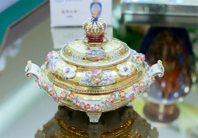 麦森德勒斯登冠冕王，源自萨克森选帝侯奥古斯特2世送给其皇后的珠宝盒。（粘耿豪摄）