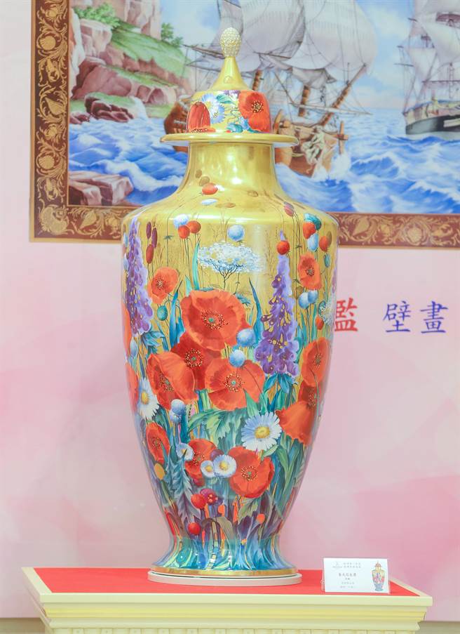 麦森春光花自浓花瓶，以黄金表达阳光的绚丽。（粘耿豪摄）