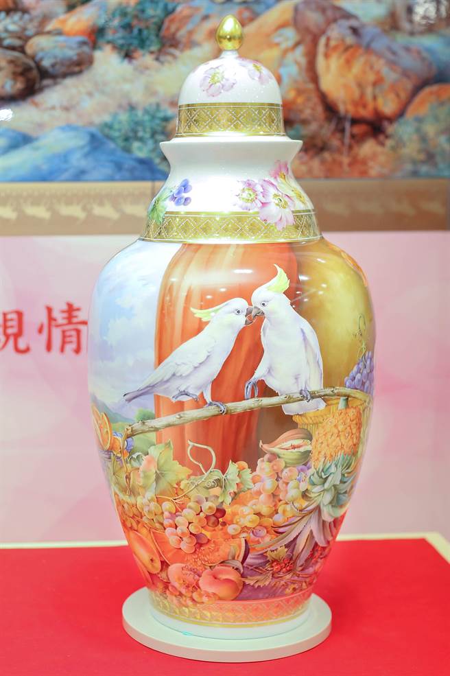 麦森春山鸟啭花瓶，一对幸福的鹦鹉正以鸟喙示爱，整只花瓶充满温馨而愉悦的氛围，浑圆的线条犹如赋予爱、幸福、财富与和谐的宝箱。（粘耿豪摄）