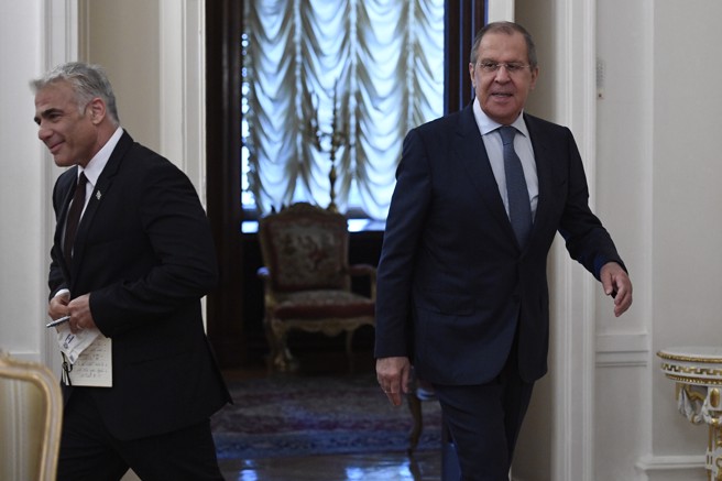 俄羅斯外交部長拉夫羅夫(右) ，與以色列外交部長拉皮德(左)在去年的會面，當時兩人會面氣氛不錯，但如今因為「希特勒是不是猶太人」一事，雙方開始了口水戰。(圖/美聯社)