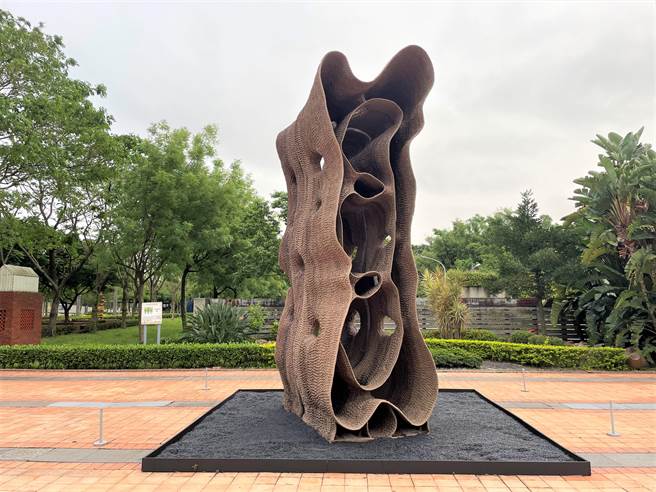 莺歌陶瓷博物馆户外陶瓷艺术远区的作品《2019-1》，为徐永旭创作至今最大型作品，高度约5公尺。（蔡雯如摄）