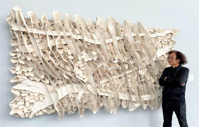 新北市立陶瓷博物馆近期邀请台湾陶艺奖首届卓越奖得主徐永旭设展，即日起至8月28日将展出47件立体陶艺作品及2件画作。（蔡雯如摄）