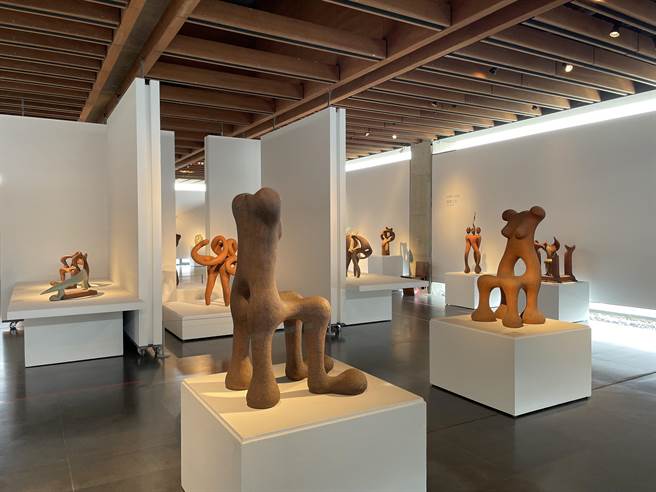 新北市立陶瓷博物馆近期邀请台湾陶艺奖首届卓越奖得主徐永旭设展，即日起至8月28日将展出47件立体陶艺作品及2件画作。（蔡雯如摄）