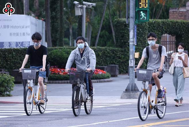 在学生人流与生活习惯难控制的情况下，大学教职员工生确诊人数不断增加，校方苦不堪言。图为台大学生骑乘脚踏车口罩紧戴，维护自身安全。(本报资料照)