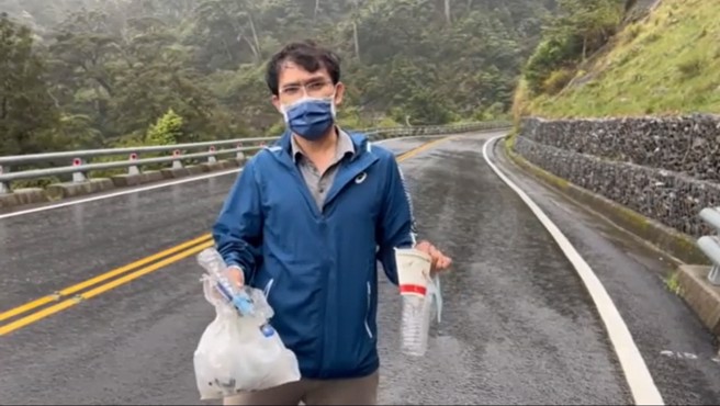 南橫開通湧入人車污染環境 每200公尺就有垃圾。（讀者提供）