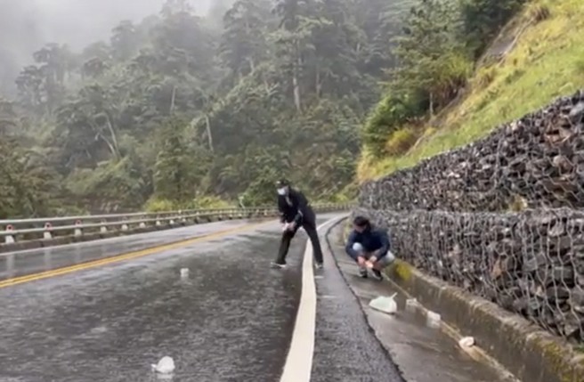 南橫開通湧入人車污染環境 每200公尺就有垃圾。（讀者提供）