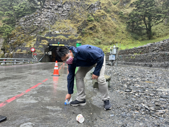 南橫公路5月1日有條件全線開通，湧入大量車潮，3日是開通後首次星期二管制日，甲仙工務段人員上山巡查，發現南橫開通後垃圾量也大增，呼籲用路人別亂丟垃圾，共同守護美麗且維護不易的山林環境。（讀者提供）