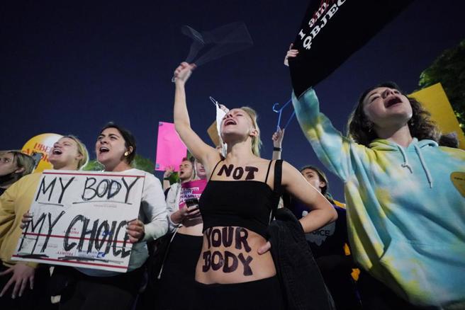 美国联邦最高法院一份推翻堕胎权判例的草案外泄，引起全美轩然大波。场外有许多人支持。(图/美联社)