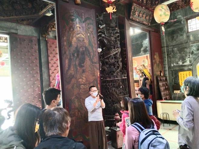 台南西港庆安宫举办西港刈香文化季活动，带民眾认识庆安宫文物。（周志明提供／刘秀芬台南传真）
