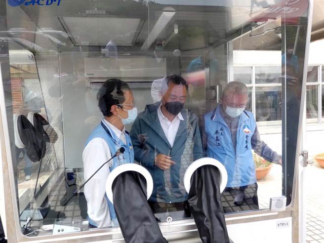 金門縣府敲定明（4）日啟動警光會館PCR篩檢站，楊鎮浯縣長今天視察前置作業。（縣府提供）