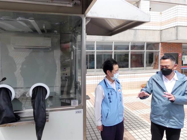 楊鎮浯縣長和李錫鑫局長實地勘查，希望警光會館篩檢站起到分流作用。（縣府提供）