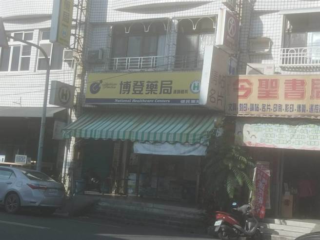 美浓博登药局表示，药局每天进货78份新冠肺炎快筛试剂，不过通常早上进货后，不到1小时就被抢光。(林雅惠摄)