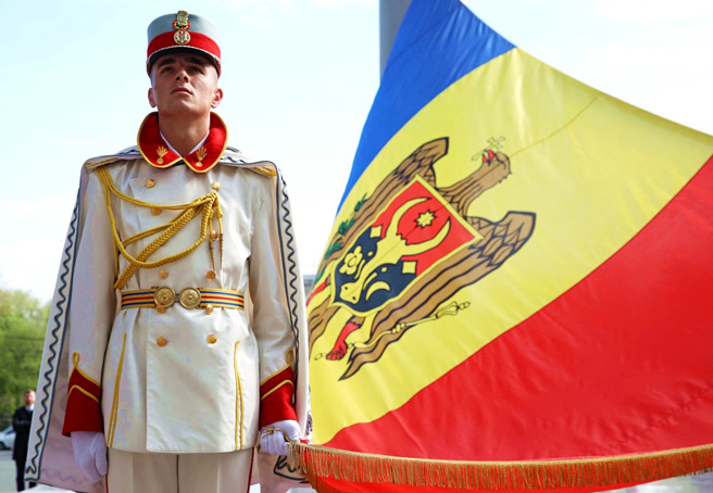 英國《泰晤士報》（The Times）引述烏克蘭軍方消息人士指出，俄羅斯已經決定出兵烏克蘭西邊小國摩爾多瓦，進攻時間點可能在5月9日附近。圖為4月27日摩爾多瓦慶祝國旗節的畫面。（資料照／路透社）
