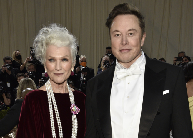 马斯克收购推特后首露面，携妈妈梅伊步红毯。（图／美联社）