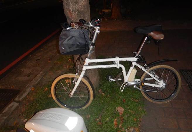 陈姓男子酒后骑乘脚踏车，却违停在慢车道上，惨遭自小客货车撞飞，紧急送医仍因伤重陷入昏迷，今晨宣告不治。（警方提供／谢琼云台中传真）