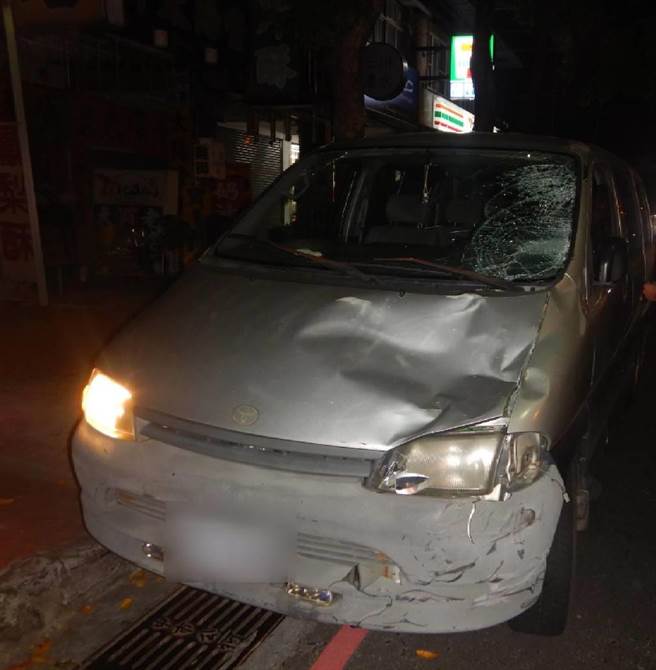 陈姓男子酒后骑乘脚踏车，却违停在慢车道上，惨遭自小客货车撞飞，紧急送医仍因伤重陷入昏迷，今晨宣告不治。（警方提供／谢琼云台中传真）