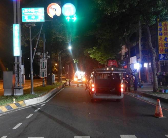 陈姓男子酒后骑乘脚踏车，却违停在慢车道上，惨遭自小客货车撞飞，紧急送医仍因伤重陷入昏迷，今晨宣告不治。（警方提供／谢琼云台中传真）