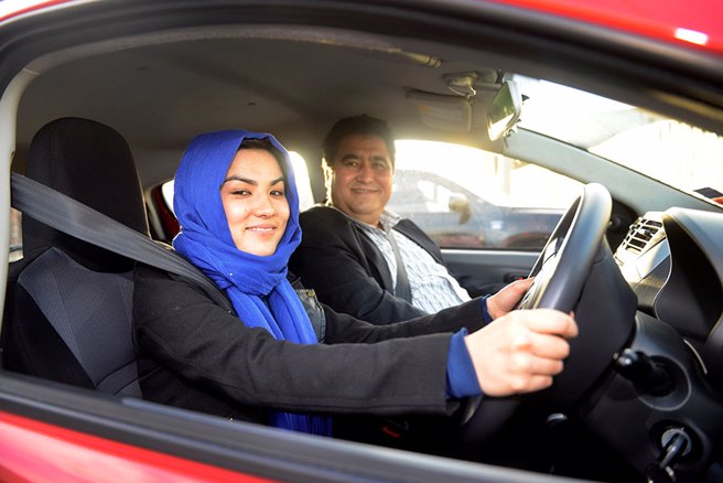 2018年，正在学开车的阿富汗女性，如今已成为过去式。(图/Afghan Women’s Driving Program)