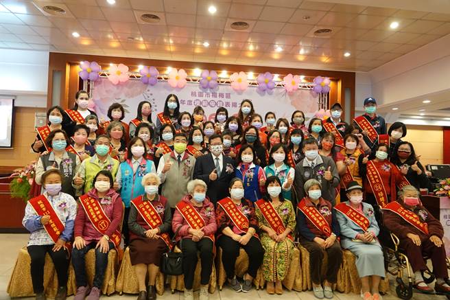 桃园杨梅区今年遴选出44位模范母亲。（杨梅区公所提供／蔡明亘桃园传真）