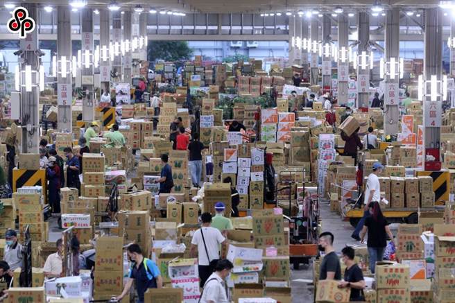 台北农产运销公司提醒，5月3日晚间23时开始，，进入第一果菜市场须持呈阴性快筛试剂，最后取得「阴性证明贴纸」才能入场交易。（本报资料照片）