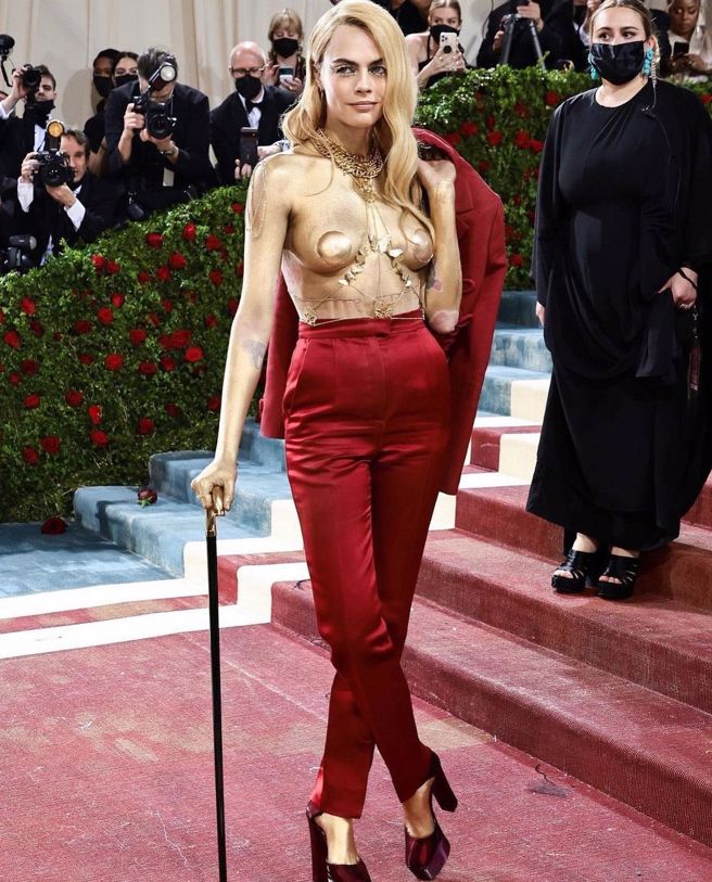 卡拉迪乐芬妮裸露上身涂满金漆，展露自信。（图／取自IG）