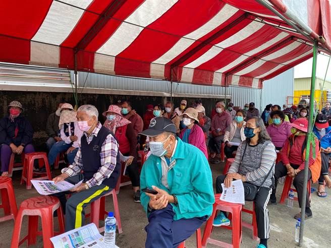 台南區農業改良場於六甲區舉辦節水雜糧大豆示範種植觀摩，到場農友踴躍。（台南農改場提供／劉秀芬台南傳真）