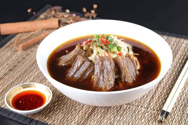 台中长荣桂冠酒店推出多款冷冻料理，如长荣空厨牛肉麵冷冻包双入组，网购价550元。图／台中长荣提供