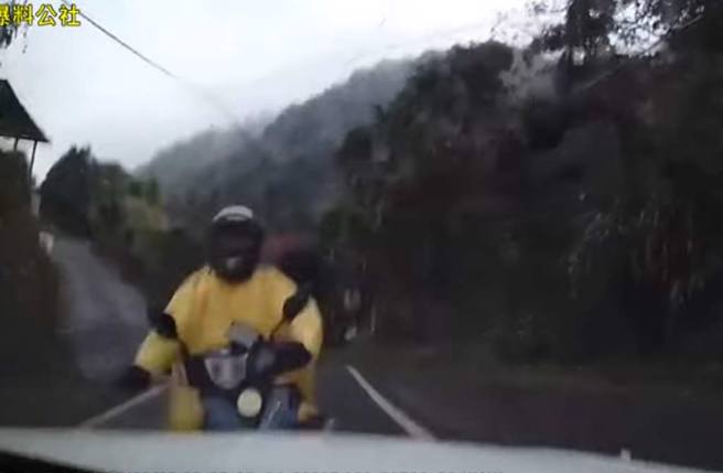 汽機車山路對撞肇責比例各半，駕駛不服PO出行車紀錄器畫面。（翻攝爆料公社）