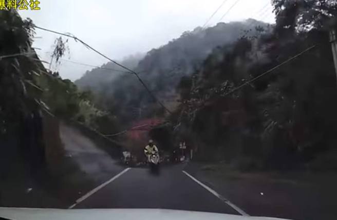 汽機車山路對撞肇責比例各半，駕駛不服PO出行車紀錄器畫面。（翻攝爆料公社）