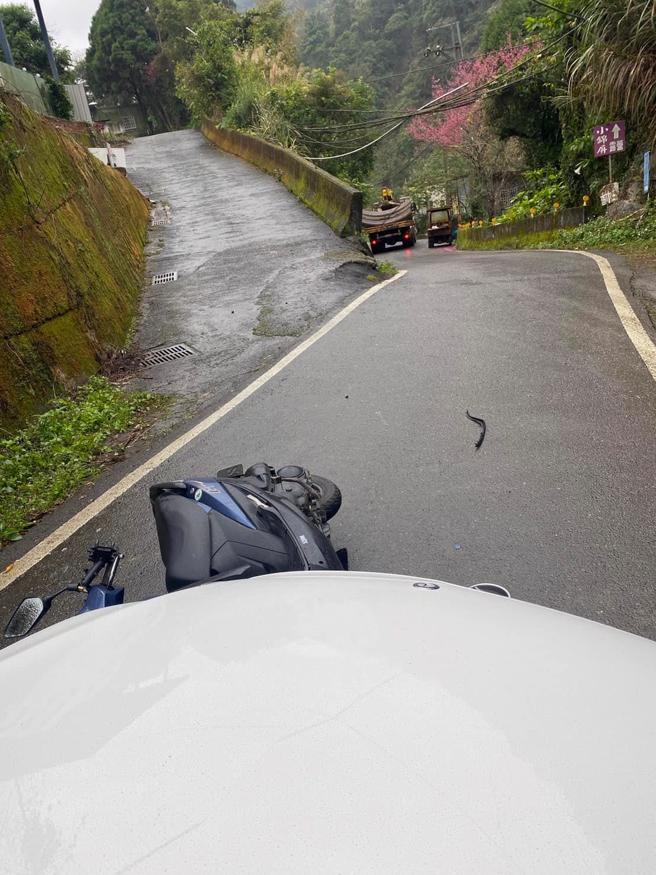 汽機車山路對撞肇責比例各半，駕駛不服PO出行車紀錄器畫面。（翻攝爆料公社）
