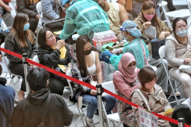 本土疫情持續飆升，累計已17.3萬人確診。圖為民眾前往台北車站疫苗接種站施打疫苗。杜宜諳攝