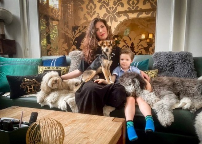 澳藉妇人赖斯（图）与丈夫和4岁儿子在上海遇上封城，期间一直感到非常孤独，曾因流产併发症询问澳洲领事馆是否能离开住处求医，但无丝毫帮助。（图／东网）