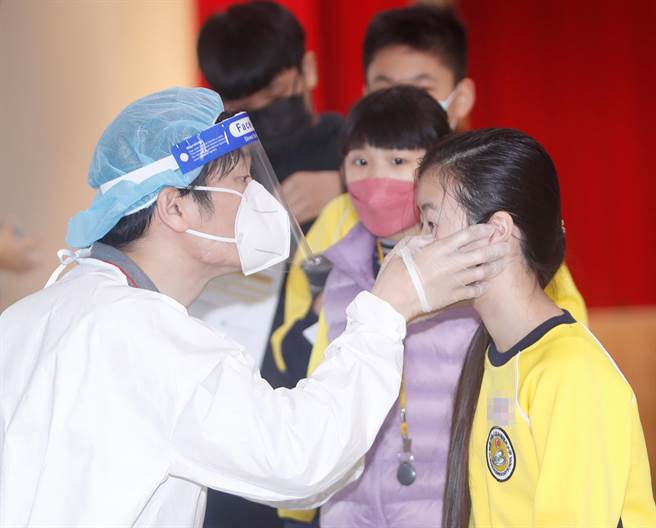 新冠肺炎疫苗日前開始為6-11歲學童接種，桃園市龜山區自強國小3日施打莫德納疫苗，負責疫苗施打的懷寧醫院醫生對同學仔細問診。(陳怡誠攝)