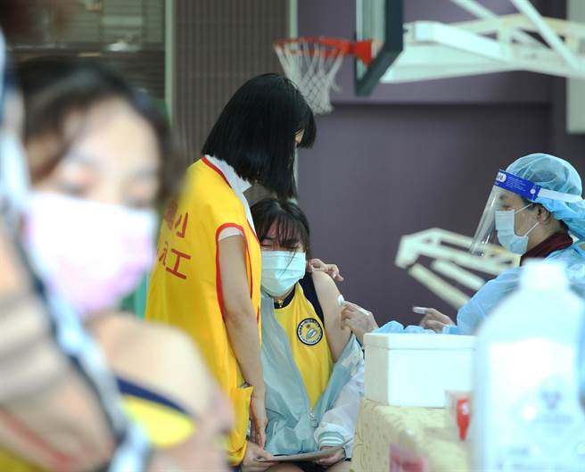 新冠肺炎疫苗日前開始為6-11歲學童接種，桃園市龜山區自強國小3日施打莫德納疫苗，學童在醫護人員及志工貼心安撫完成莫德納疫苗注射。(陳怡誠攝)