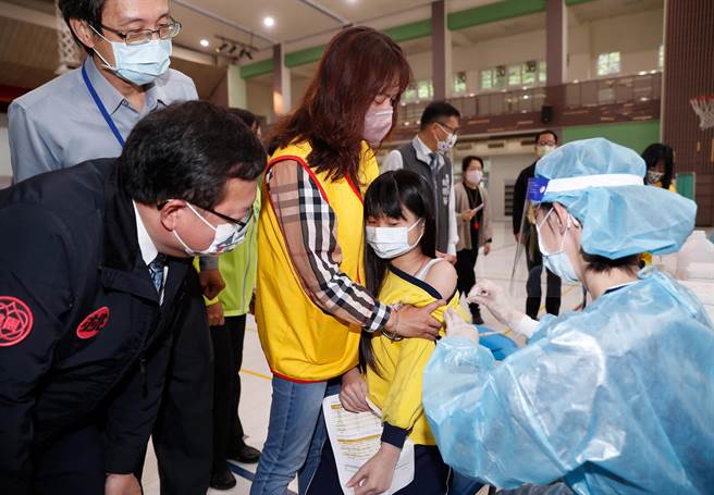 新冠肺炎疫苗日前開始為6-11歲學童接種，桃園市龜山區自強國小3日施打莫德納疫苗，桃園市長鄭文燦(左)到場關心施打狀況。(陳怡誠攝)