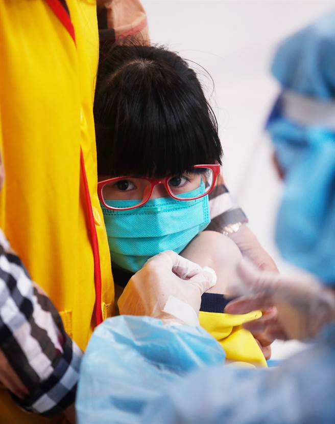 新冠肺炎疫苗日前開始為6-11歲學童接種，桃園市龜山區自強國小3日施打莫德納疫苗，桃園市長鄭文燦(左)到場關心施打狀況。(陳怡誠攝)