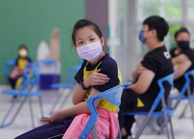 新冠肺炎疫苗日前開始為6-11歲學童接種，桃園市龜山區自強國小3日施打莫德納疫苗，期盼透過施打疫苗提升兒童保護力及預防重症。（陳怡誠攝）