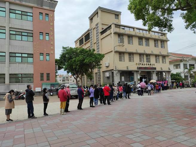 金門今天僅2據點販售快篩劑，金寧鄉衛生所外大排長龍。（李金生攝）