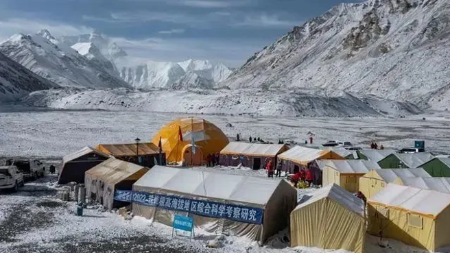 大陆中科院青藏高原研究所的科学考察队将在全球最高珠穆朗玛峰上海拔8800米位置，架设一座重达50公斤的自动气象站，将打破美英科学家创下的纪录，成为世界最高的自动气象站。图为海拔5200米的珠峰登山大本营。（图／新华社）
