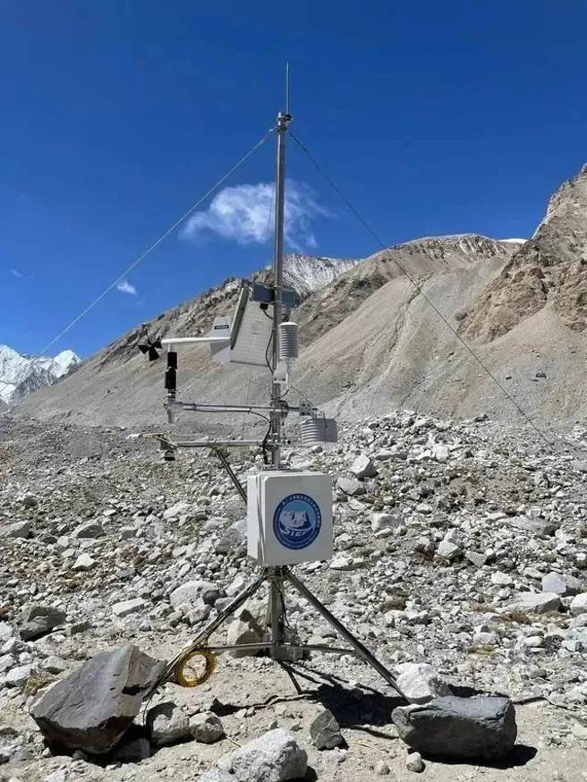 去年以来大陆已在珠峰海拔5200米至8300米之间7个梯度建立自动气象站，海拔8800米的气象站将是最后一块「拼图」。图为架设在珠峰地区海拔5200米左右位置的自动气象站。（ 图/新华社）