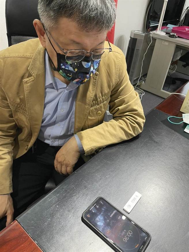台北市長柯文哲隨扈快篩陽性後，他快篩後是陰性。（台北市政府提供／張立勳台北傳真）