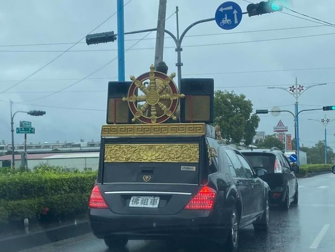 有名网友怒「佛祖车」没车牌还敢上路又开这么快，网友却认为「别和往生者计较」。（翻摄自脸书花莲人）