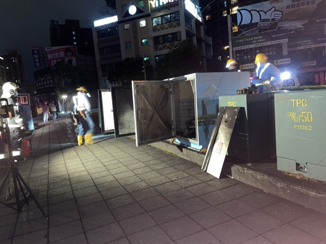 新北市三重、蘆洲3日晚間5099戶停電，台電維修人員緊急搶修。（民眾提供）