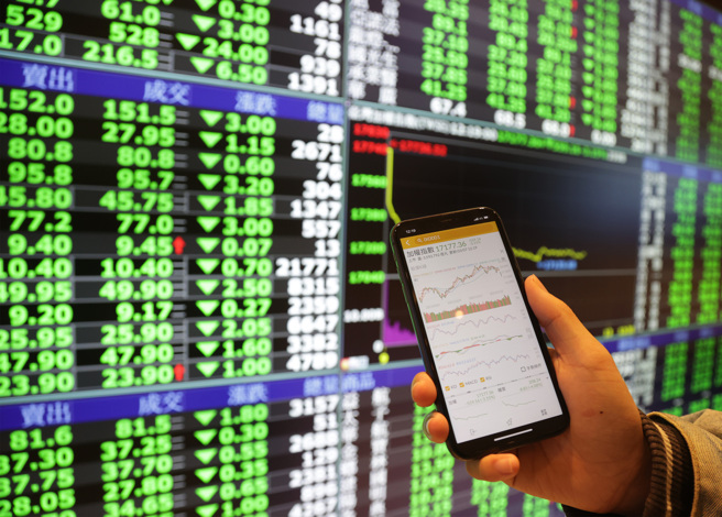 美股、台股一路走跌，有网友表示要准备5000万贷款，等股灾一来就抢进抄底。（示意图／本报资料照）