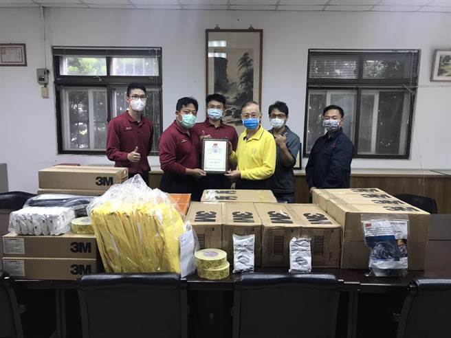 桃園市竹圍、山腳消防分隊獲贈救災裝備。（竹圍分隊提供／蔡明亘桃園傳真）