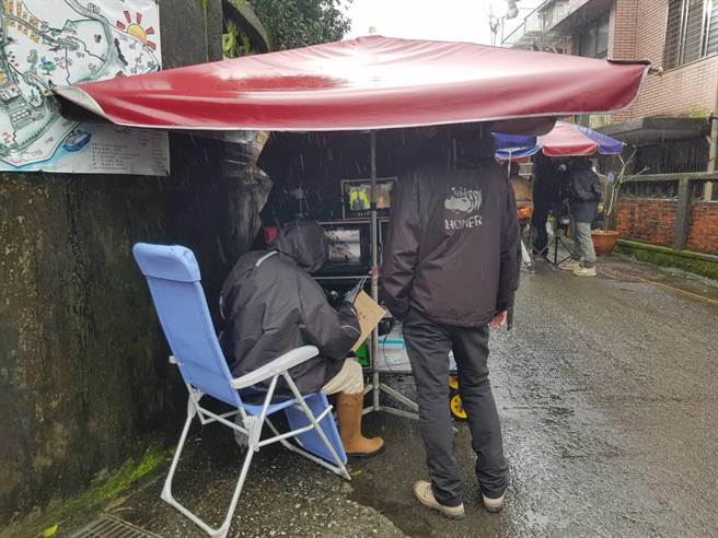 雨中拍戏。（北投映像提供）