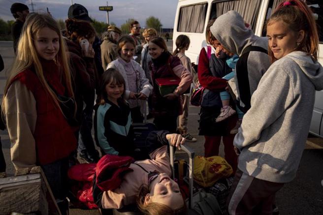 抵達札波羅熱的馬立波難民，許多是孩子。(圖/美聯社)