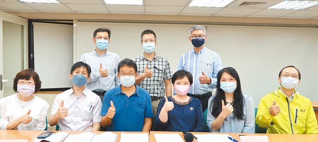 中华民国内部稽核协会第18届第一次理监事会议，选出副理事长孙嘉明（前排左二起）、理事长黄允暐、副理事长陈秀娥，并与常务理监事合影。图／内部稽核协会提供