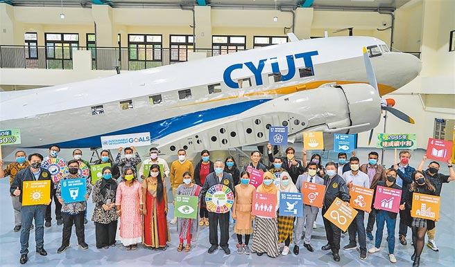 朝阳科大在校长郑道明（前排中）的带领下，连续四年进榜世界大学影响力排名，师生致力永续发展之卓越成果，广受国际肯定。图／朝阳科大提供